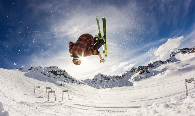 NBA季后赛激战正酣 东西部豪强展开激烈角逐