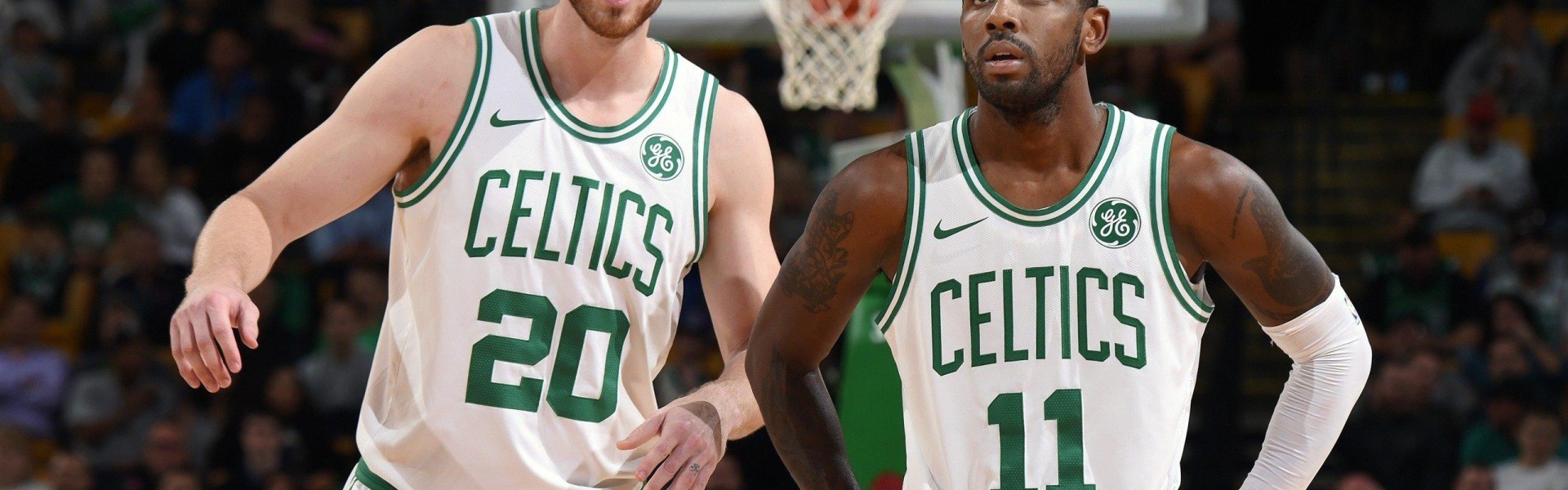 西甲联赛激战正酣，皇马与巴萨上演巅峰对决