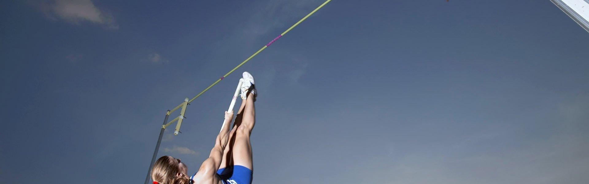 巅峰对决，格斗巨星鏖战五回合，争议判决定胜负