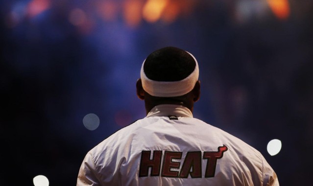 百米飞人巅峰对决 新星闪耀刷新赛季最佳