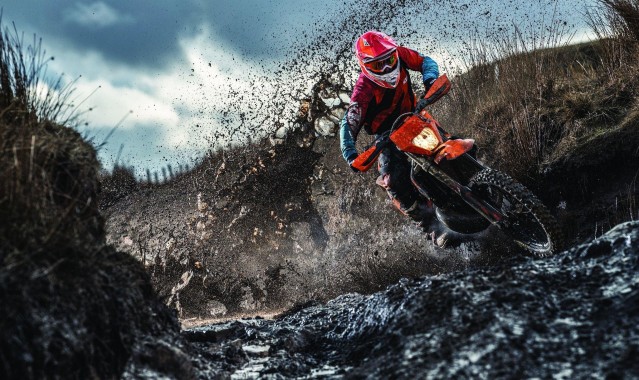 田径世锦赛惊天一战！23岁新星打破尘封15年世界纪录