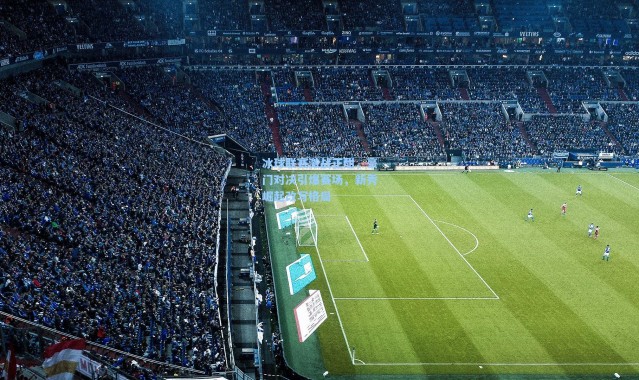 冰球联赛激战正酣，豪门对决引爆赛场，新秀崛起改写格局