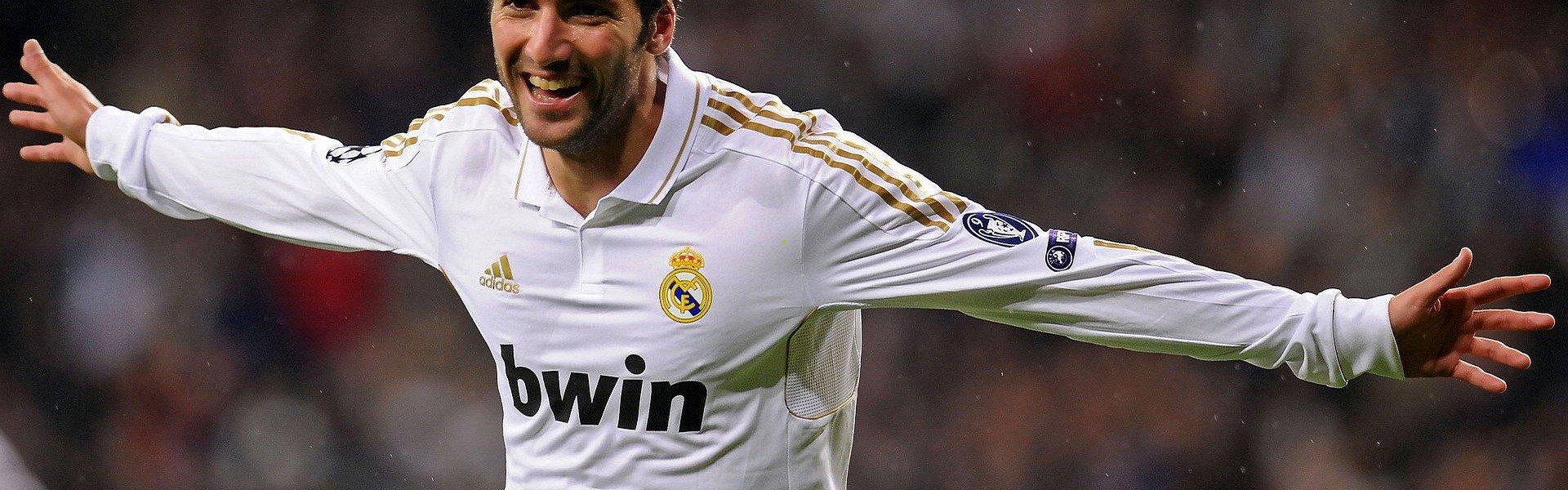 西甲豪门激战正酣，巴萨逆转皇马登顶积分榜