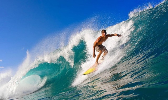 德甲焦点战，卡德一锤定音，十人奥格斯堡力克汉堡迎关键胜利